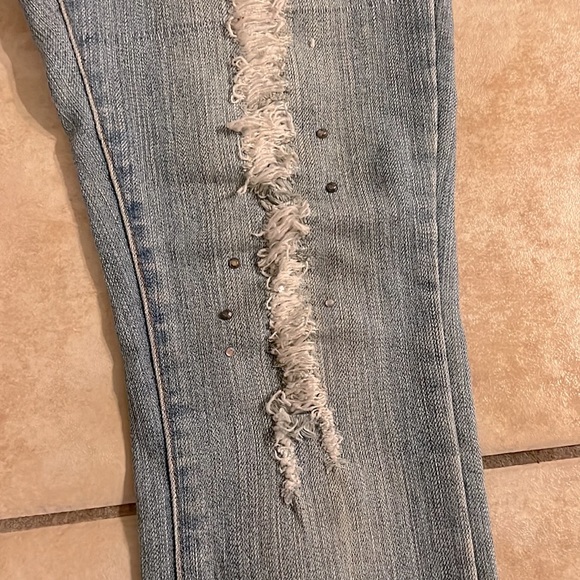 Paparazzi Light Wash Distressed Jeans in Junior’s size 9/10 - Picture 6 of 12